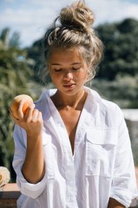 biała koszula wakacje