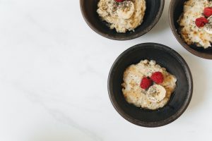 Owsianka z owocami to zarówno probiotyk, jak i prebiotyk